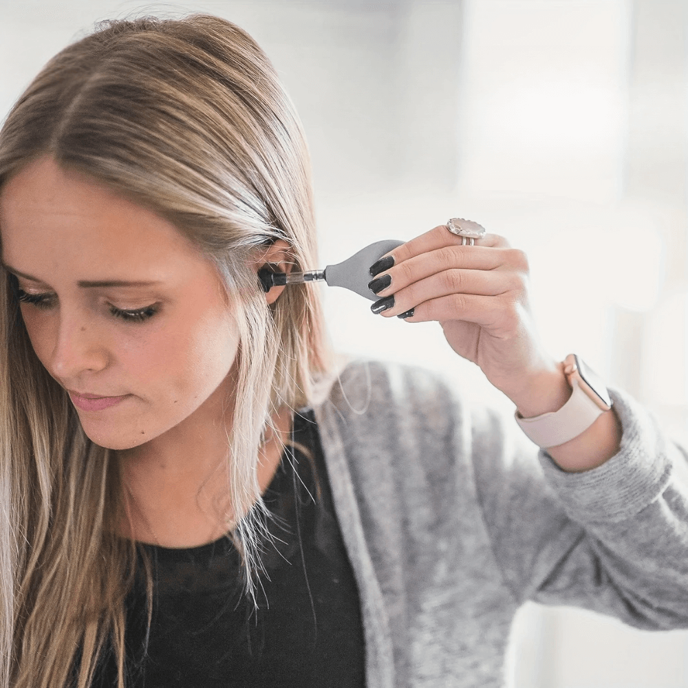 ErgoEase Dein Retter bei Migräne – Anwendung an Ohren